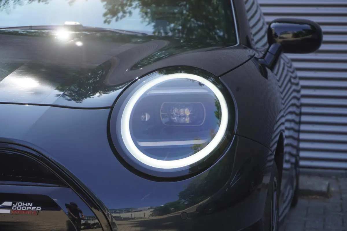 Cooper E | SoH 100% | John Cooper Works Uitvoering | Pakket M | Glazen panoramadak | MINI Head-Up Display | Extra getint glas | 18" JCW Lap Spoke 2-tone