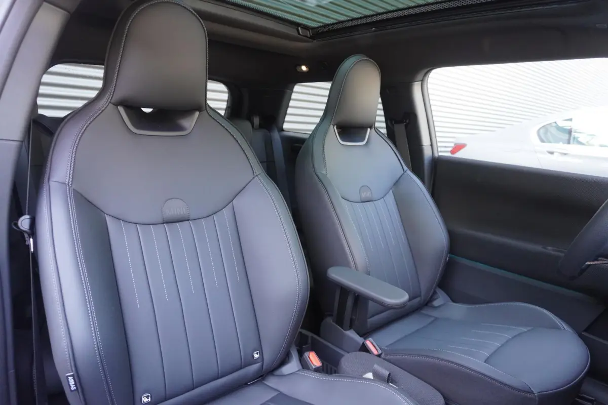 Cooper E | SoH 100% | John Cooper Works Uitvoering | Pakket M | Glazen panoramadak | MINI Head-Up Display | Extra getint glas | 18" JCW Lap Spoke 2-tone