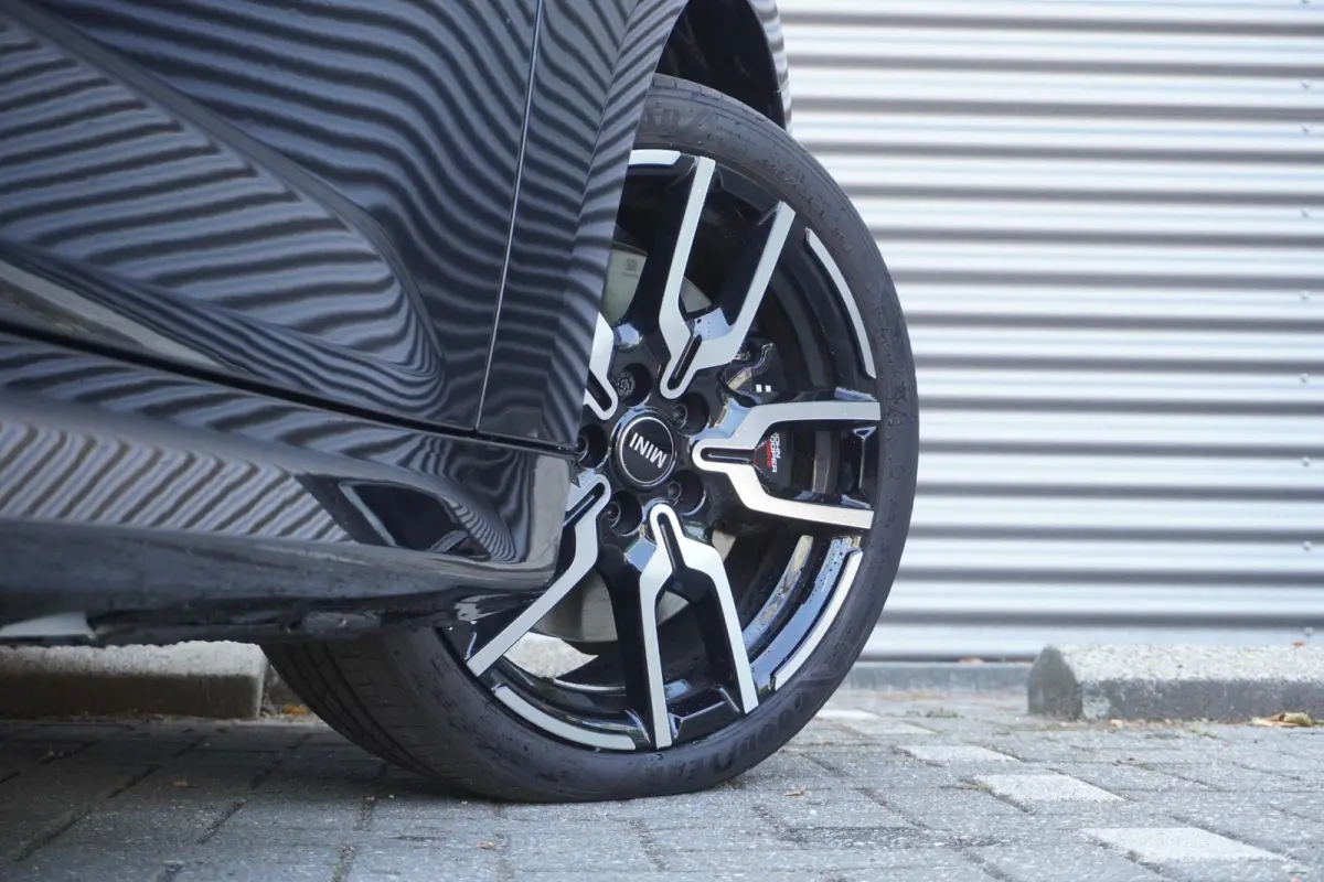 Cooper E | SoH 100% | John Cooper Works Uitvoering | Pakket M | Glazen panoramadak | MINI Head-Up Display | Extra getint glas | 18" JCW Lap Spoke 2-tone