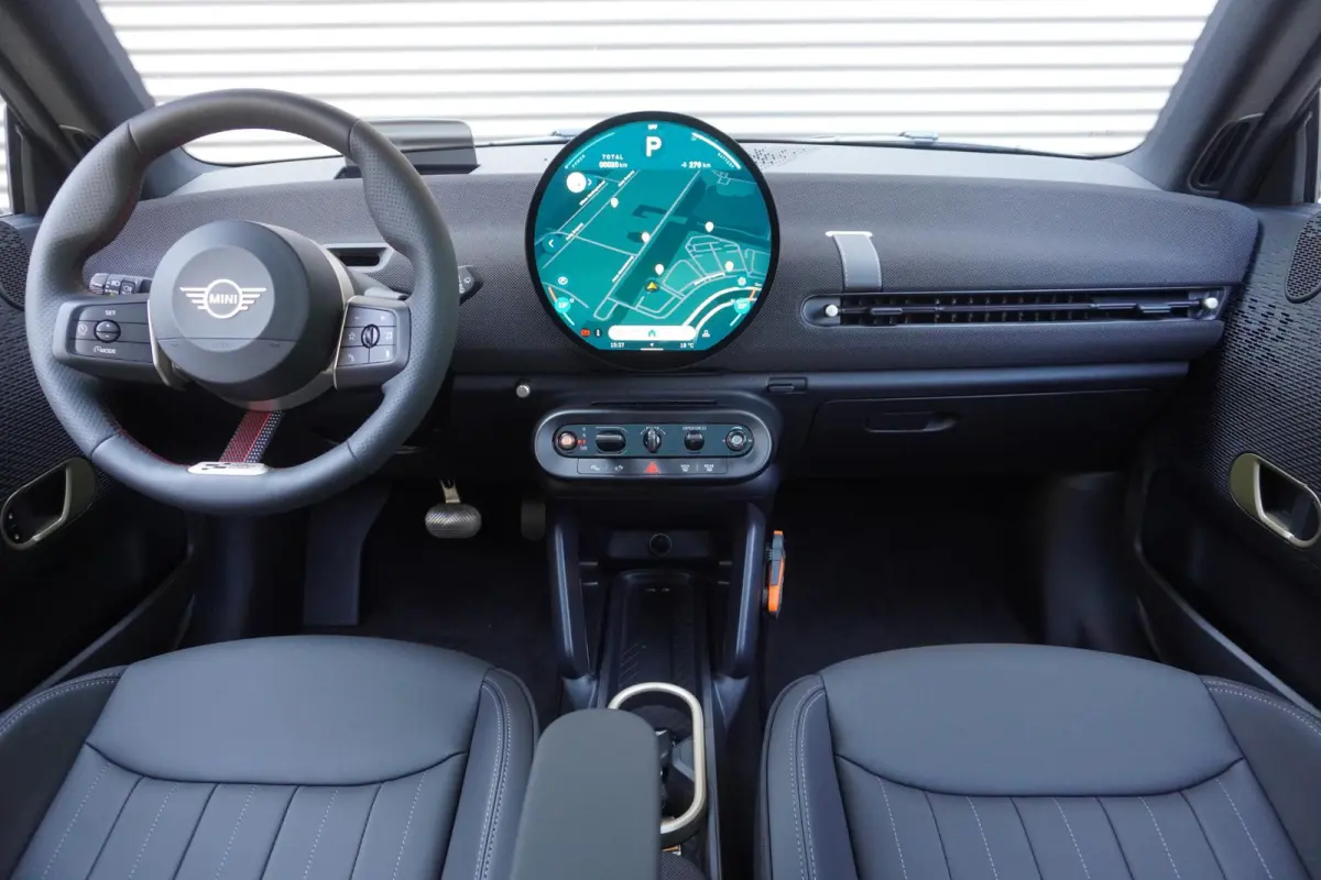 Cooper E | SoH 100% | John Cooper Works Uitvoering | Pakket M | Glazen panoramadak | MINI Head-Up Display | Extra getint glas | 18" JCW Lap Spoke 2-tone