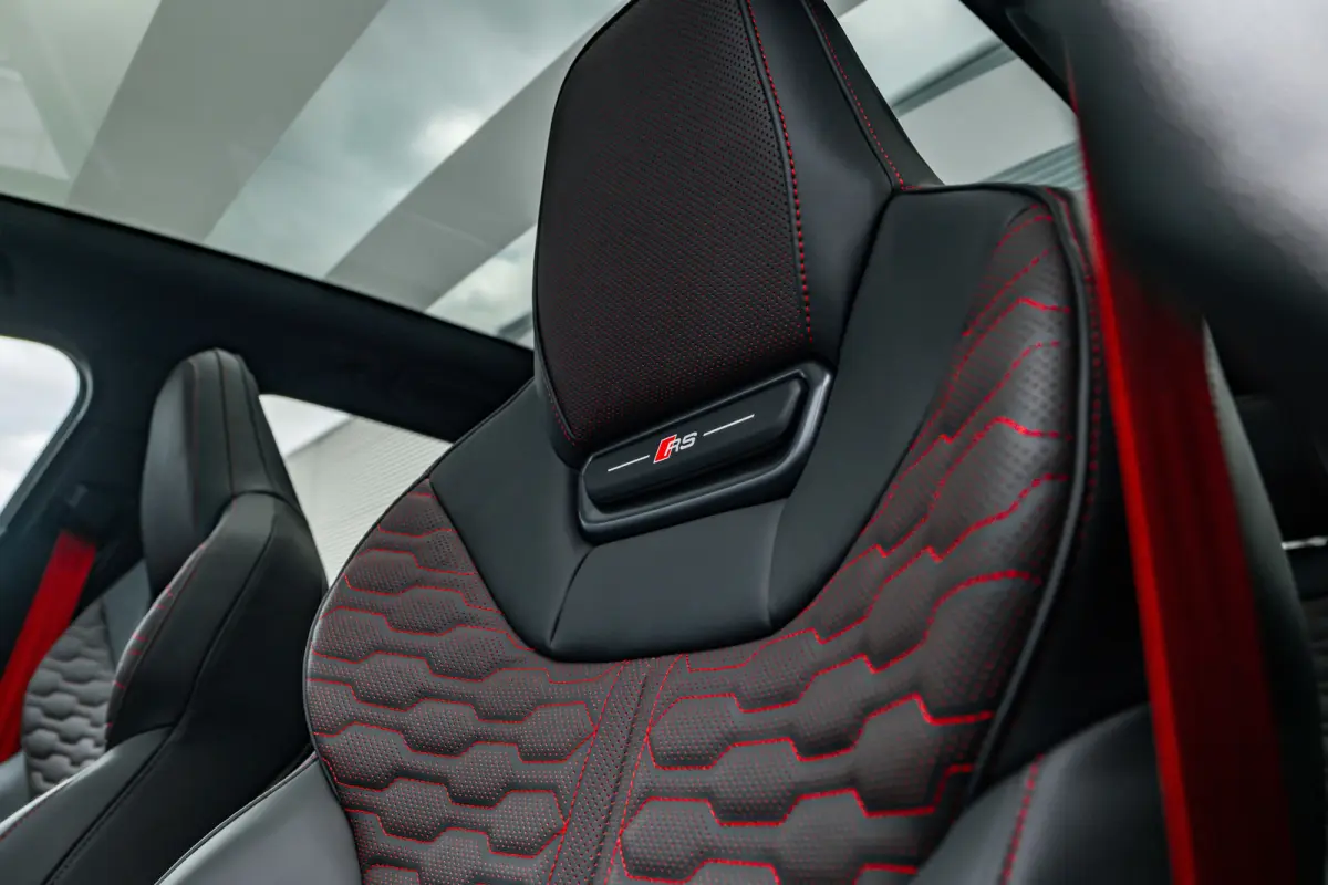RS 5 Avant e-hybrid 470 kW / 639 PK Ceramische remmen | Carbon In&Exterieur | Panorama Dak | Stoelventilatie en Massage