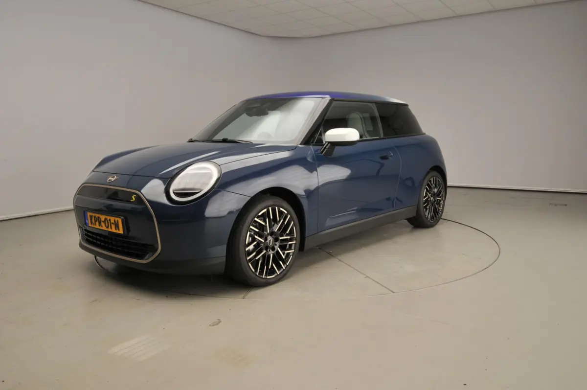 3-Deurs SE Favoured M 54.2 kWh Panoramadak | Comfort Access | Head-Up | Stoelverwarming | SOH 100%