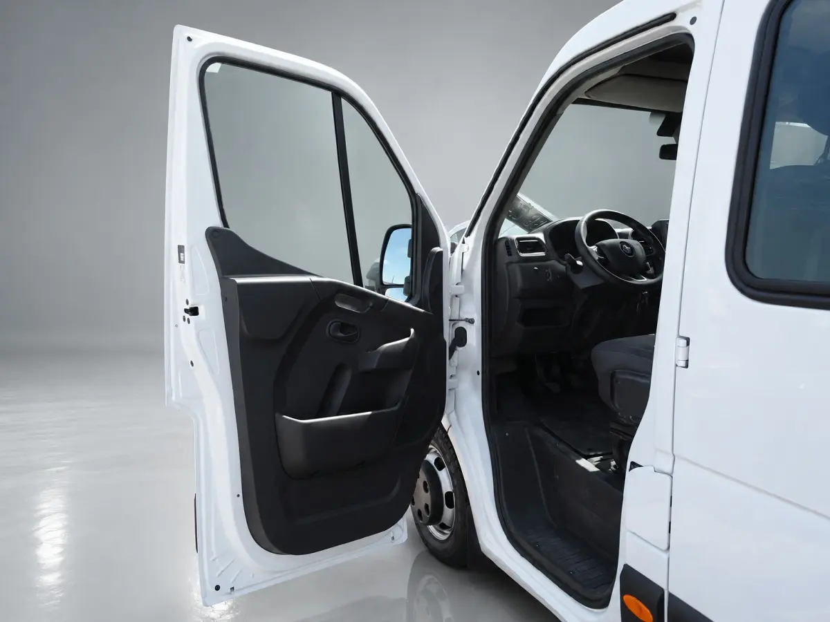 T35 2.3 dCi 145 L4 DL DUBBELE CABINE OPEN LAADBAK