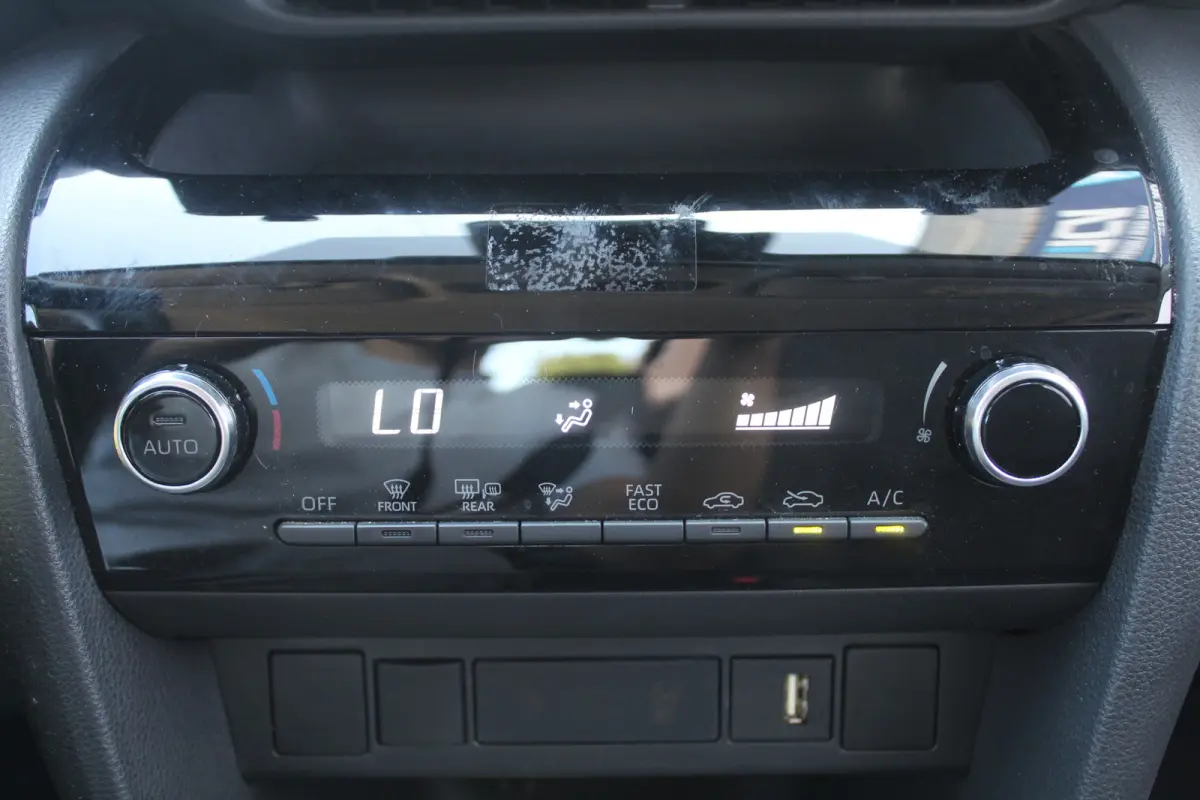 1.5 Hybrid Active l Adaptief Cruise Control l Lane Assist l Achteruitrijcamera l Climate control l Apple carplay/ android auto l Elektrisch inklapbare buitenspiegels l Verwarmbare Spiegels