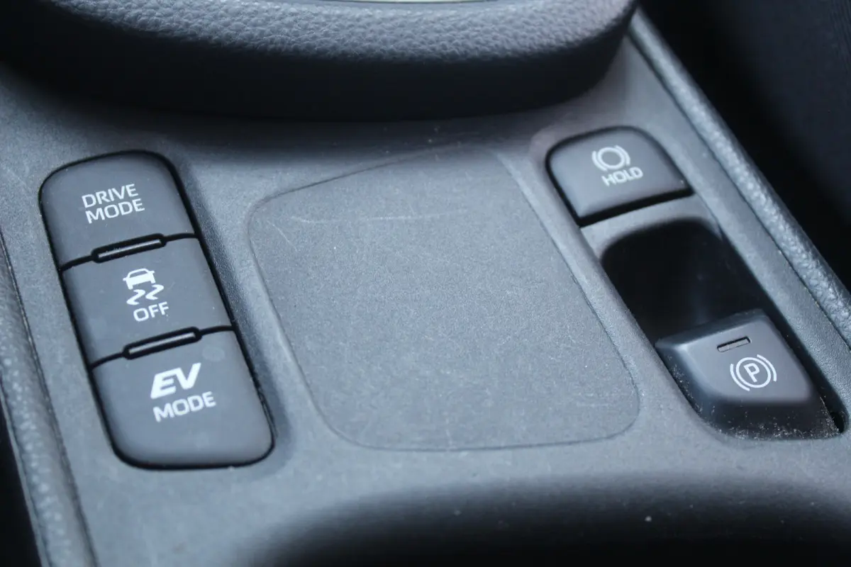 1.5 Hybrid Active l Adaptief Cruise Control l Lane Assist l Achteruitrijcamera l Climate control l Apple carplay/ android auto l Elektrisch inklapbare buitenspiegels l Verwarmbare Spiegels