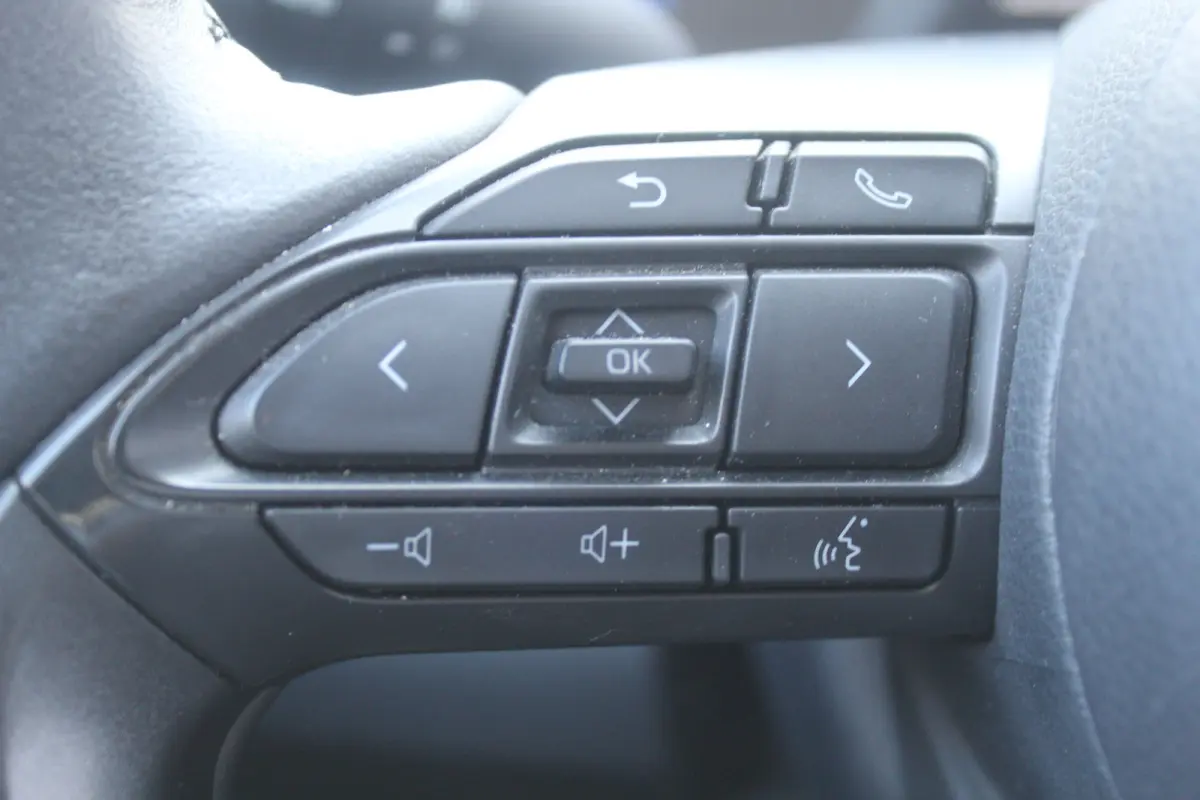 1.5 Hybrid Active l Adaptief Cruise Control l Lane Assist l Achteruitrijcamera l Climate control l Apple carplay/ android auto l Elektrisch inklapbare buitenspiegels l Verwarmbare Spiegels