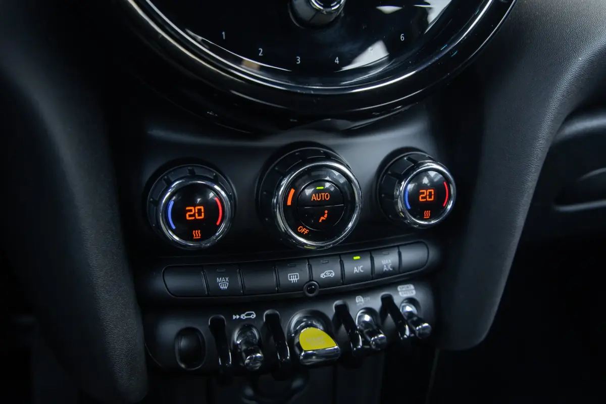 Camden Edition 33 kWh | Apple Carplay/Android Auto | Parkeersensoren | FULL Led | Navi | Lederen Bekleding | Afwijkende dakkleur | Airco (automatisch) | Apple Carplay/Android Auto|telefoonin