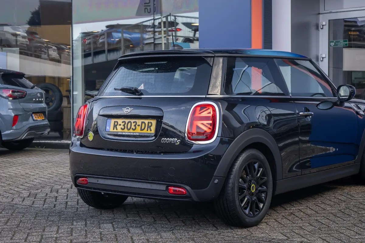 Camden Edition 33 kWh | Apple Carplay/Android Auto | Parkeersensoren | FULL Led | Navi | Lederen Bekleding | Afwijkende dakkleur | Airco (automatisch) | Apple Carplay/Android Auto|telefoonin