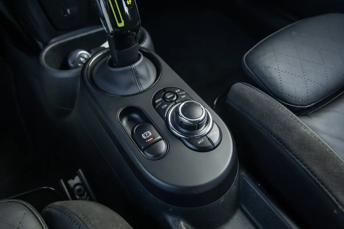 Camden Edition 33 kWh | Apple Carplay/Android Auto | Parkeersensoren | FULL Led | Navi | Lederen Bekleding | Afwijkende dakkleur | Airco (automatisch) | Apple Carplay/Android Auto|telefoonin