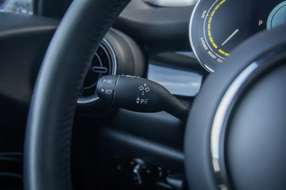 Camden Edition 33 kWh | Apple Carplay/Android Auto | Parkeersensoren | FULL Led | Navi | Lederen Bekleding | Afwijkende dakkleur | Airco (automatisch) | Apple Carplay/Android Auto|telefoonin