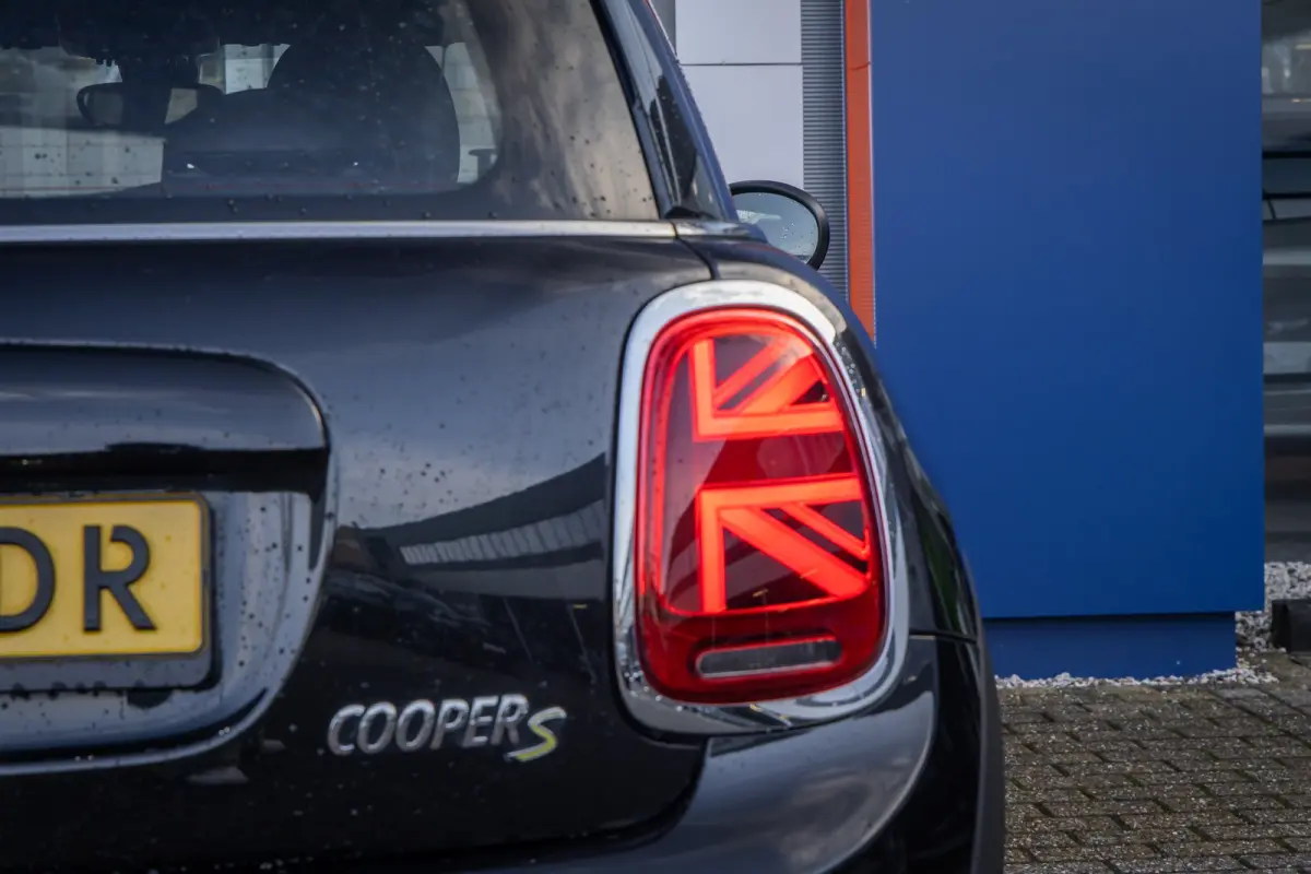 Camden Edition 33 kWh | Apple Carplay/Android Auto | Parkeersensoren | FULL Led | Navi | Lederen Bekleding | Afwijkende dakkleur | Airco (automatisch) | Apple Carplay/Android Auto|telefoonin
