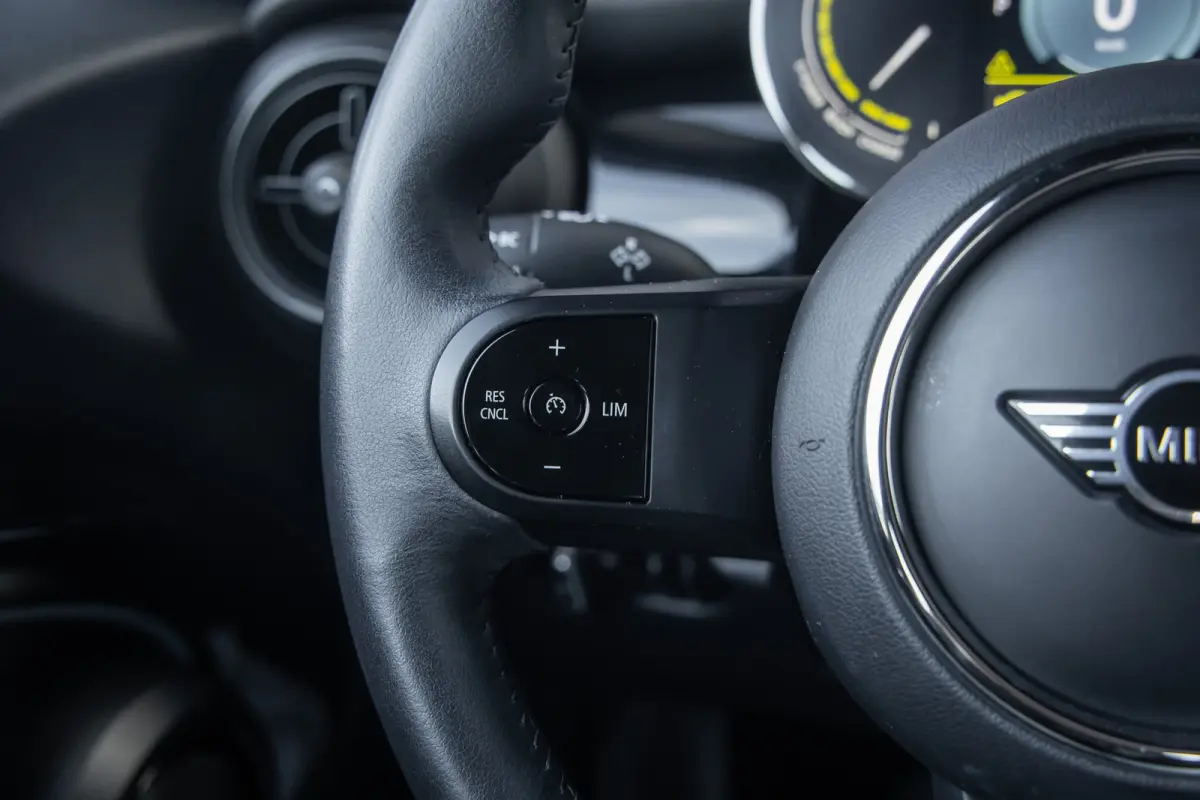 Camden Edition 33 kWh | Apple Carplay/Android Auto | Parkeersensoren | FULL Led | Navi | Lederen Bekleding | Afwijkende dakkleur | Airco (automatisch) | Apple Carplay/Android Auto|telefoonin