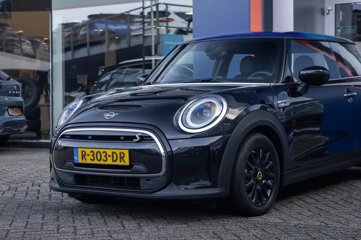 Camden Edition 33 kWh | Apple Carplay/Android Auto | Parkeersensoren | FULL Led | Navi | Lederen Bekleding | Afwijkende dakkleur | Airco (automatisch) | Apple Carplay/Android Auto|telefoonin