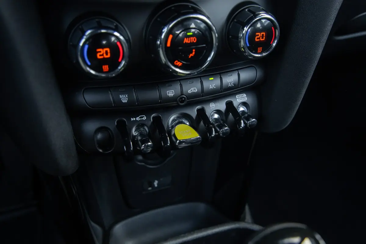 Camden Edition 33 kWh | Apple Carplay/Android Auto | Parkeersensoren | FULL Led | Navi | Lederen Bekleding | Afwijkende dakkleur | Airco (automatisch) | Apple Carplay/Android Auto|telefoonin