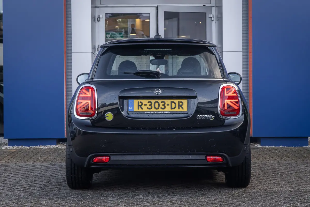 Camden Edition 33 kWh | Apple Carplay/Android Auto | Parkeersensoren | FULL Led | Navi | Lederen Bekleding | Afwijkende dakkleur | Airco (automatisch) | Apple Carplay/Android Auto|telefoonin
