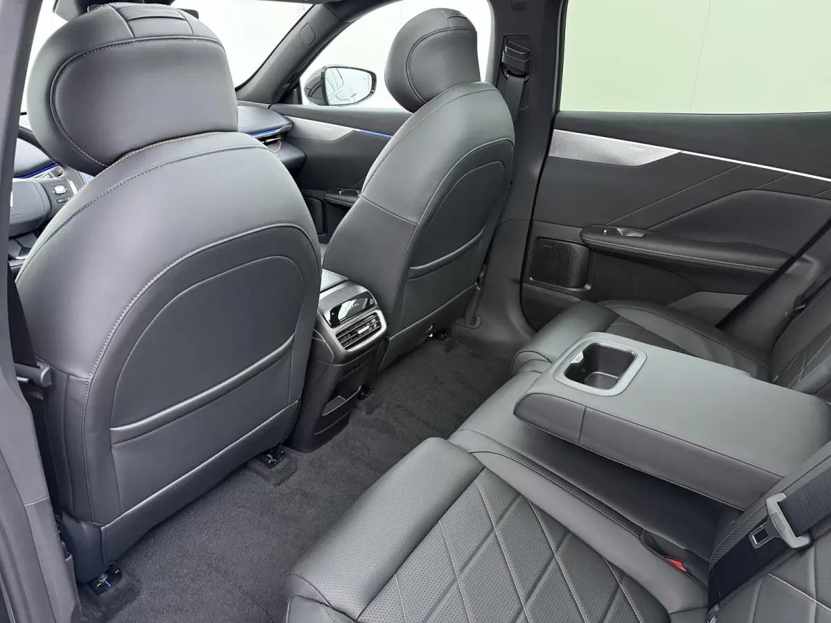 MAX 200KW | 68.8kwh | NIEUWE AUTO | PANORAMADAK | 20" LMV | 360° CAMERA | HEAD-UP DISPLAY | LEDEREN BEKLEDING | STOELVERWARMING | FULL OPTIONS | FABRIEKSGARANTIE T/M 2033 |