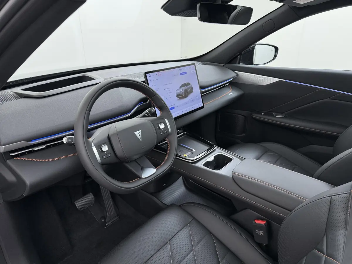 MAX 200KW | 68.8kwh | NIEUWE AUTO | PANORAMADAK | 20" LMV | 360° CAMERA | HEAD-UP DISPLAY | LEDEREN BEKLEDING | STOELVERWARMING | FULL OPTIONS | FABRIEKSGARANTIE T/M 2033 |