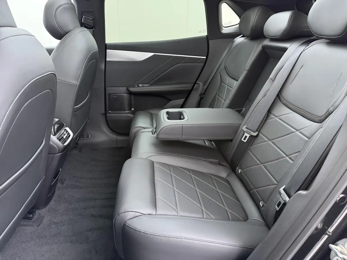 MAX 200KW | 68.8kwh | NIEUWE AUTO | PANORAMADAK | 20" LMV | 360° CAMERA | HEAD-UP DISPLAY | LEDEREN BEKLEDING | STOELVERWARMING | FULL OPTIONS | FABRIEKSGARANTIE T/M 2033 |