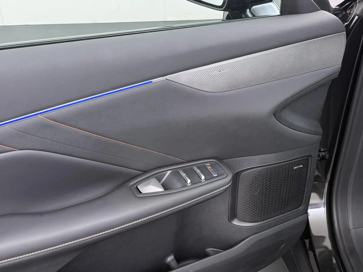 MAX 200KW | 68.8kwh | NIEUWE AUTO | PANORAMADAK | 20" LMV | 360° CAMERA | HEAD-UP DISPLAY | LEDEREN BEKLEDING | STOELVERWARMING | FULL OPTIONS | FABRIEKSGARANTIE T/M 2033 |
