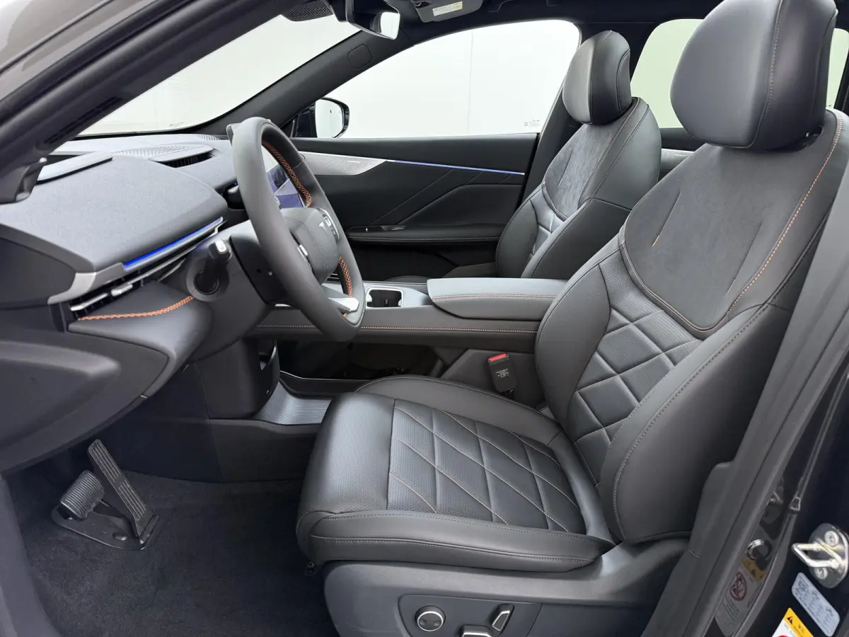 MAX 200KW | 68.8kwh | NIEUWE AUTO | PANORAMADAK | 20" LMV | 360° CAMERA | HEAD-UP DISPLAY | LEDEREN BEKLEDING | STOELVERWARMING | FULL OPTIONS | FABRIEKSGARANTIE T/M 2033 |