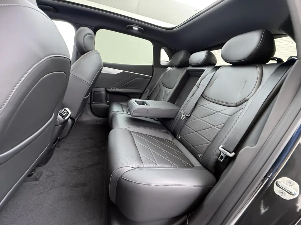 EV LHD MAX 200KW | 68.8 kwh | NIEUWE AUTO | PANORAMADAK | 20" LMV | 360° CAMERA | HEAD-UP DISPLAY | LEDEREN BEKLEDING | STOELVERWARMING | FULL OPTIONS | FABRIEKSGARANTIE T/M 2033 |