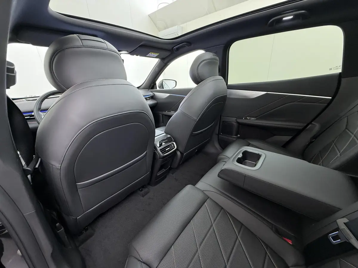 EV LHD MAX 200KW | 68.8 kwh | NIEUWE AUTO | PANORAMADAK | 20" LMV | 360° CAMERA | HEAD-UP DISPLAY | LEDEREN BEKLEDING | STOELVERWARMING | FULL OPTIONS | FABRIEKSGARANTIE T/M 2033 |