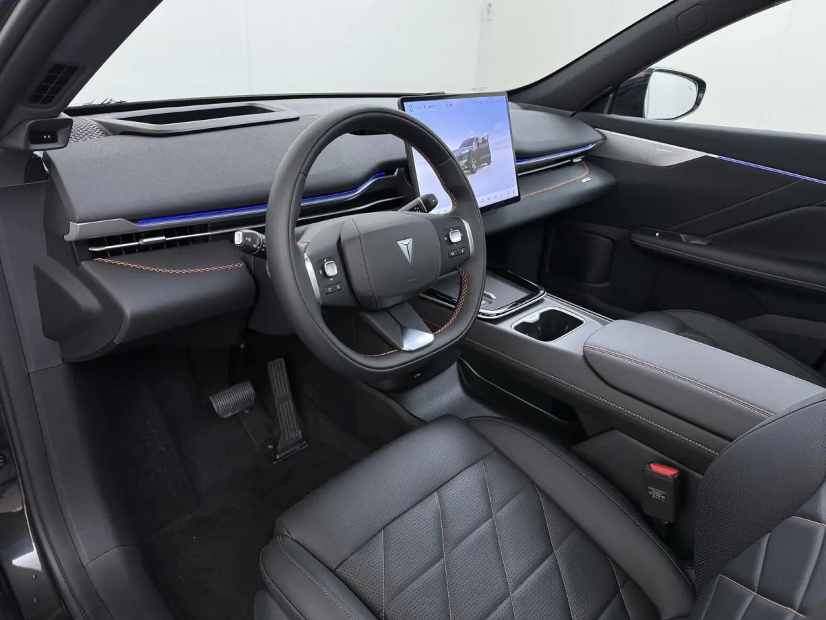 EV LHD MAX 200KW | 68.8 kwh | NIEUWE AUTO | PANORAMADAK | 20" LMV | 360° CAMERA | HEAD-UP DISPLAY | LEDEREN BEKLEDING | STOELVERWARMING | FULL OPTIONS | FABRIEKSGARANTIE T/M 2033 |