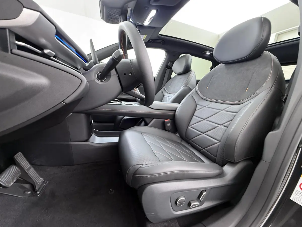 EV LHD MAX 200KW | 68.8 kwh | NIEUWE AUTO | PANORAMADAK | 20" LMV | 360° CAMERA | HEAD-UP DISPLAY | LEDEREN BEKLEDING | STOELVERWARMING | FULL OPTIONS | FABRIEKSGARANTIE T/M 2033 |