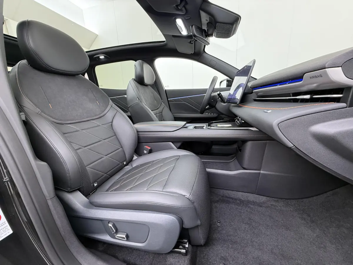 EV LHD MAX 200KW | 68.8 kwh | NIEUWE AUTO | PANORAMADAK | 20" LMV | 360° CAMERA | HEAD-UP DISPLAY | LEDEREN BEKLEDING | STOELVERWARMING | FULL OPTIONS | FABRIEKSGARANTIE T/M 2033 |