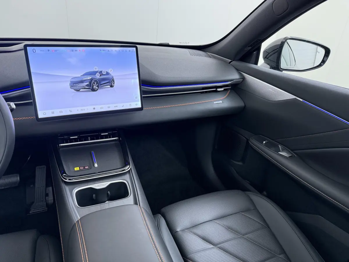 EV LHD MAX 200KW | 68.8 kwh | NIEUWE AUTO | PANORAMADAK | 20" LMV | 360° CAMERA | HEAD-UP DISPLAY | LEDEREN BEKLEDING | STOELVERWARMING | FULL OPTIONS | FABRIEKSGARANTIE T/M 2033 |