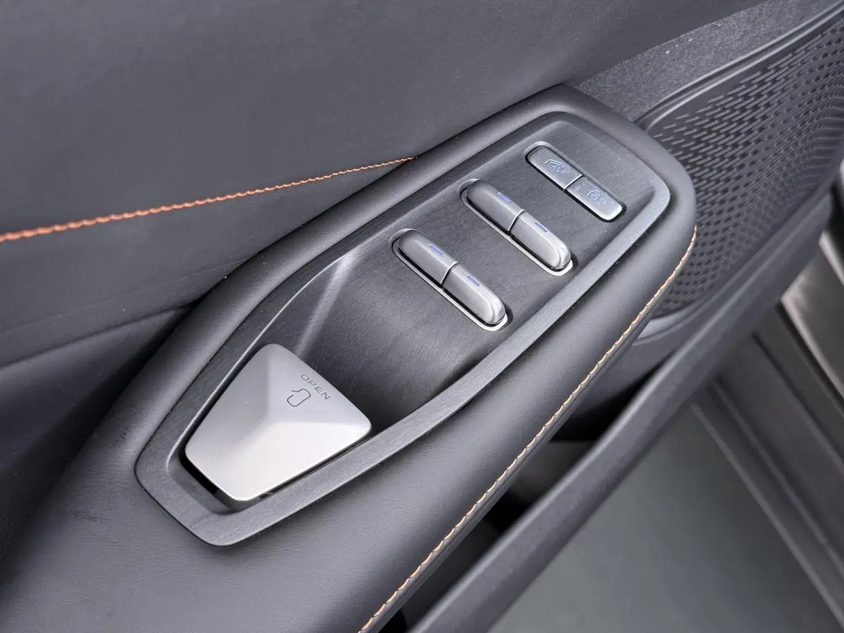 EV LHD MAX 200KW | 68.8 kwh | NIEUWE AUTO | PANORAMADAK | 20" LMV | 360° CAMERA | HEAD-UP DISPLAY | LEDEREN BEKLEDING | STOELVERWARMING | FULL OPTIONS | FABRIEKSGARANTIE T/M 2033 |