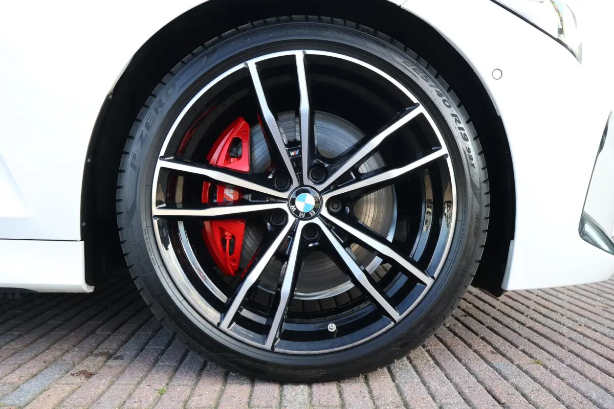 330i | Sport Pro Pakket | Panorama Dak | Leder | Stoelverwarming | Harman Kardon | Head-Up | Achteruitrijcamera | Comforttoegang |