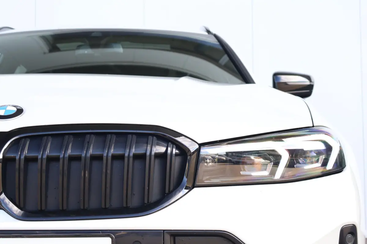 330i | Sport Pro Pakket | Panorama Dak | Leder | Stoelverwarming | Harman Kardon | Head-Up | Achteruitrijcamera | Comforttoegang |