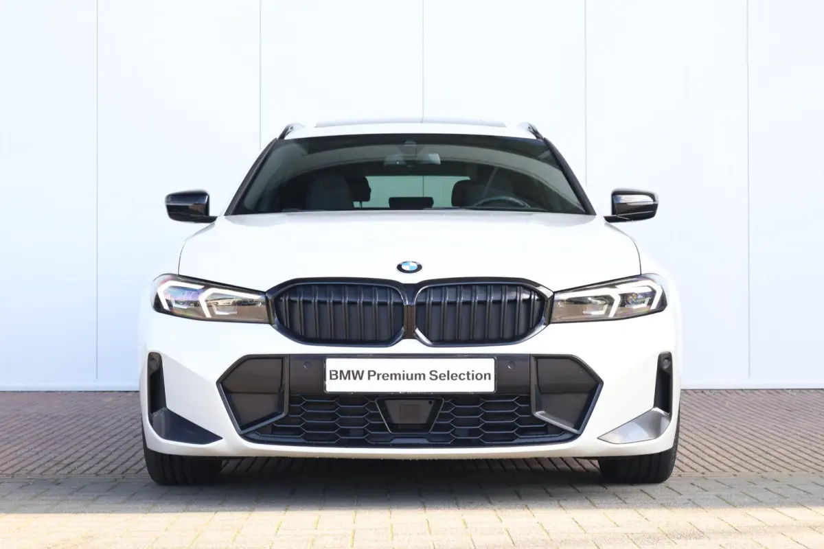 330i | Sport Pro Pakket | Panorama Dak | Leder | Stoelverwarming | Harman Kardon | Head-Up | Achteruitrijcamera | Comforttoegang |