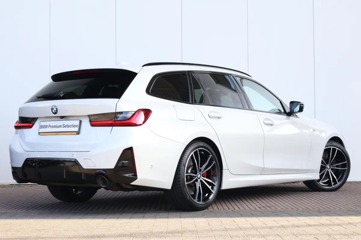 330i | Sport Pro Pakket | Panorama Dak | Leder | Stoelverwarming | Harman Kardon | Head-Up | Achteruitrijcamera | Comforttoegang |