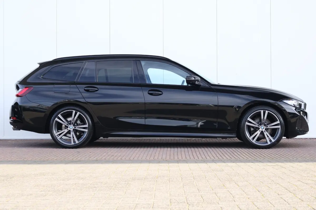 320i | Climate Control | Achteruitrijcamera | Trekhaak | Comforttoegang | Sportstoelen | Parking Assistant Plus | Stoel & Stuurwiel verwarming | 19'' |