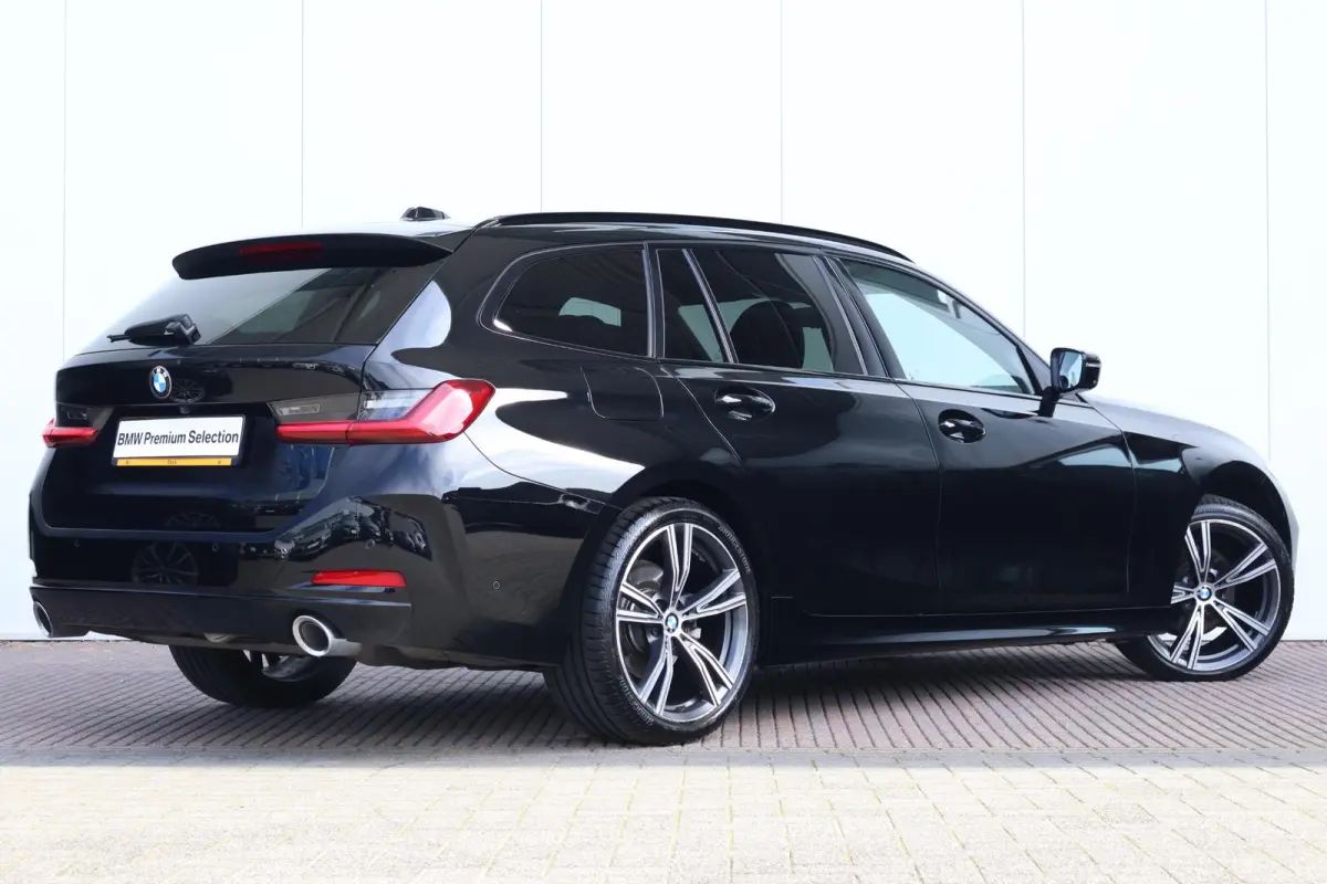 320i | Climate Control | Achteruitrijcamera | Trekhaak | Comforttoegang | Sportstoelen | Parking Assistant Plus | Stoel & Stuurwiel verwarming | 19'' |