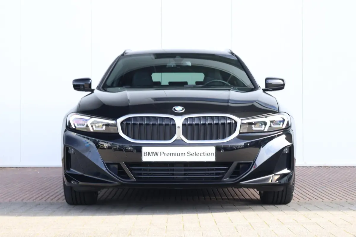 320i | Climate Control | Achteruitrijcamera | Trekhaak | Comforttoegang | Sportstoelen | Parking Assistant Plus | Stoel & Stuurwiel verwarming | 19'' |