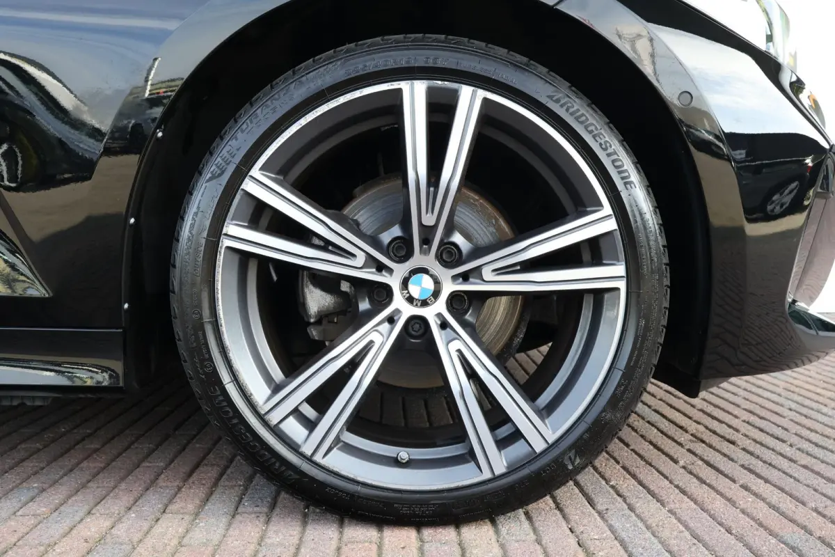 320i | Climate Control | Achteruitrijcamera | Trekhaak | Comforttoegang | Sportstoelen | Parking Assistant Plus | Stoel & Stuurwiel verwarming | 19'' |