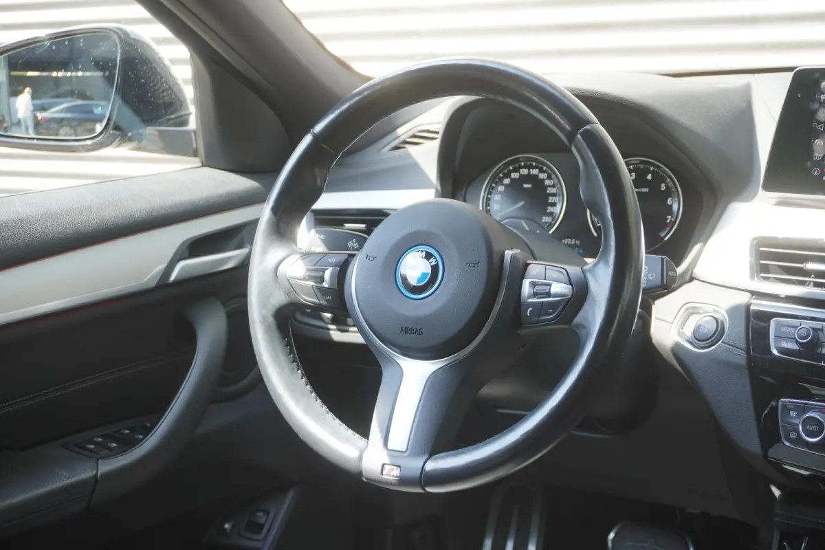 xDrive25e High Executive | SoH 99% | M Sportpakket | Stuurwielrand verwarmd | BMW Head-Up Display | HiFi System | Achteruitrijcamera |