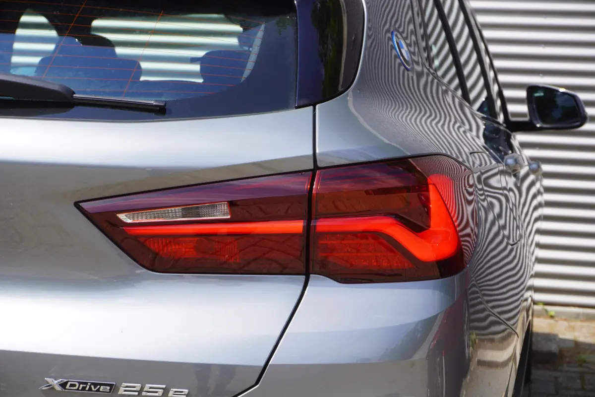 xDrive25e High Executive | SoH 99% | M Sportpakket | Stuurwielrand verwarmd | BMW Head-Up Display | HiFi System | Achteruitrijcamera |