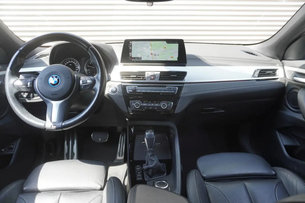 xDrive25e High Executive | SoH 99% | M Sportpakket | Stuurwielrand verwarmd | BMW Head-Up Display | HiFi System | Achteruitrijcamera |