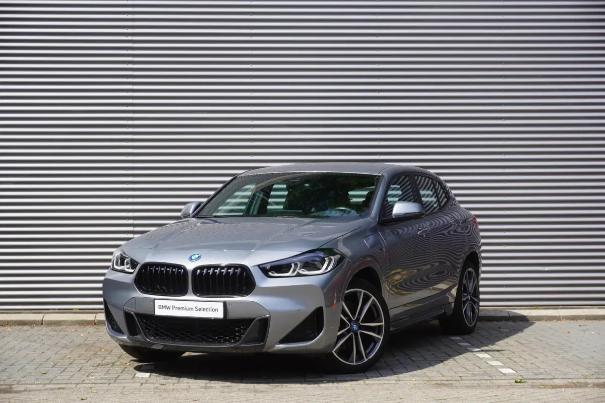 xDrive25e High Executive | SoH 99% | M Sportpakket | Stuurwielrand verwarmd | BMW Head-Up Display | HiFi System | Achteruitrijcamera |