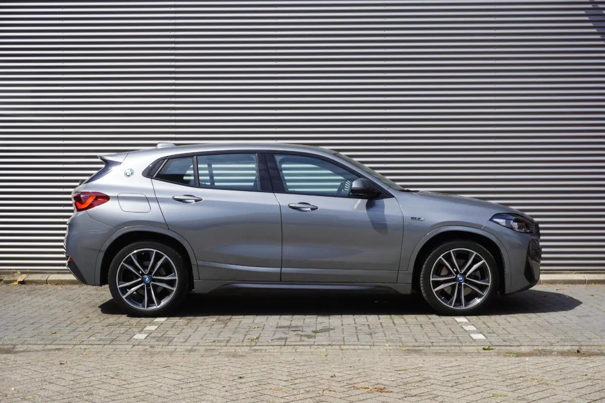 xDrive25e High Executive | M Sportpakket | Stuurwielrand verwarmd | BMW Head-Up Display | HiFi System | Achteruitrijcamera |