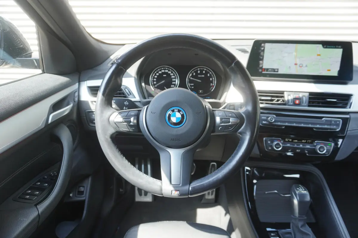 xDrive25e High Executive | SoH 99% | M Sportpakket | Stuurwielrand verwarmd | BMW Head-Up Display | HiFi System | Achteruitrijcamera |