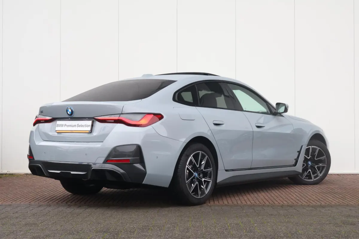 eDrive35 High Executive 70 kWh | SoH 99% | M-Sport Pakket | Achteruitrijcamera | Schuif/Kantel Dak | Harman Kardon | Active cruise | Trekhaak |