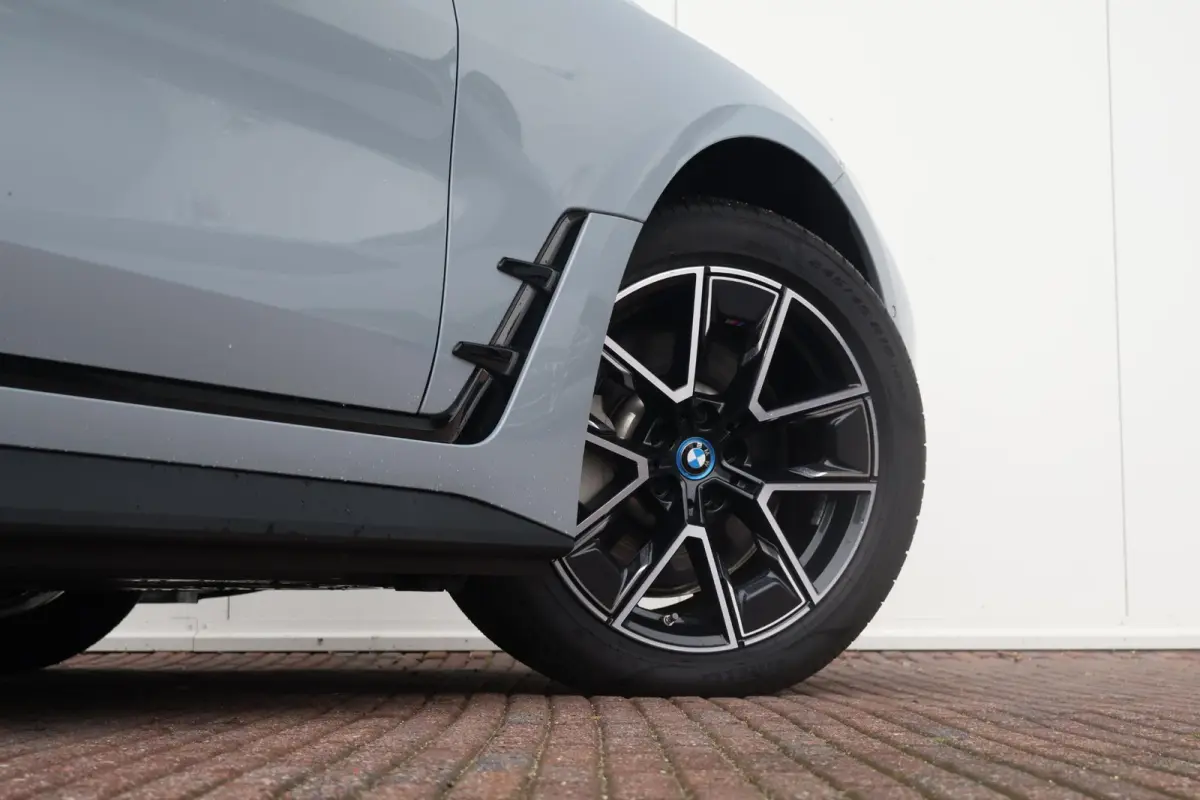 eDrive35 High Executive 70 kWh | SoH 99% | M-Sport Pakket | Achteruitrijcamera | Schuif/Kantel Dak | Harman Kardon | Active cruise | Trekhaak |