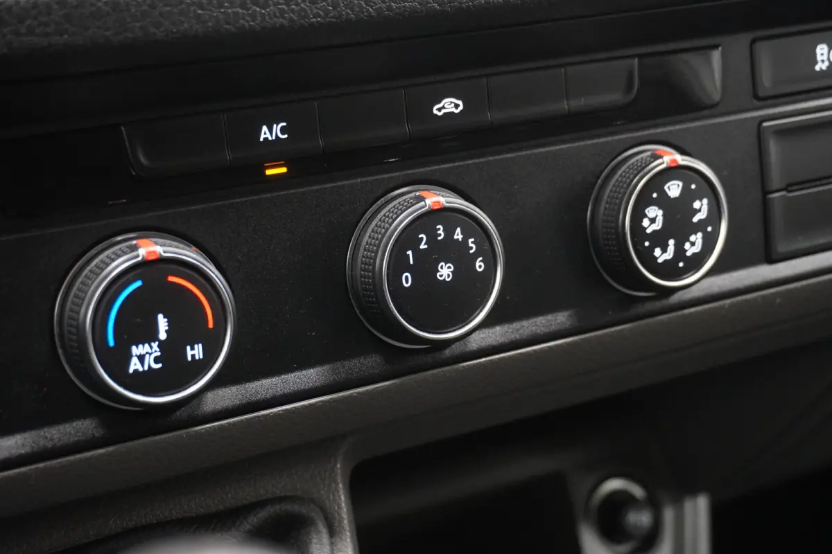 2.0 TDI 140PK L3H3 EURO 6 - Airco - Radio - Cruise - €16.900,- Excl.