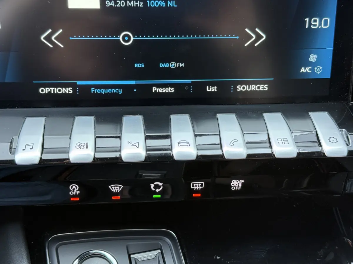 BWJ 2023 1.2 131 PK PureTech Allure Pack Business | AUTOMAAT | ADAPTIVE CRUISE | FULL LED | HALF LEER | KEYLESS | 360 CAMERA | CARPLAY + ANDROID | DAB | LMV | PDC