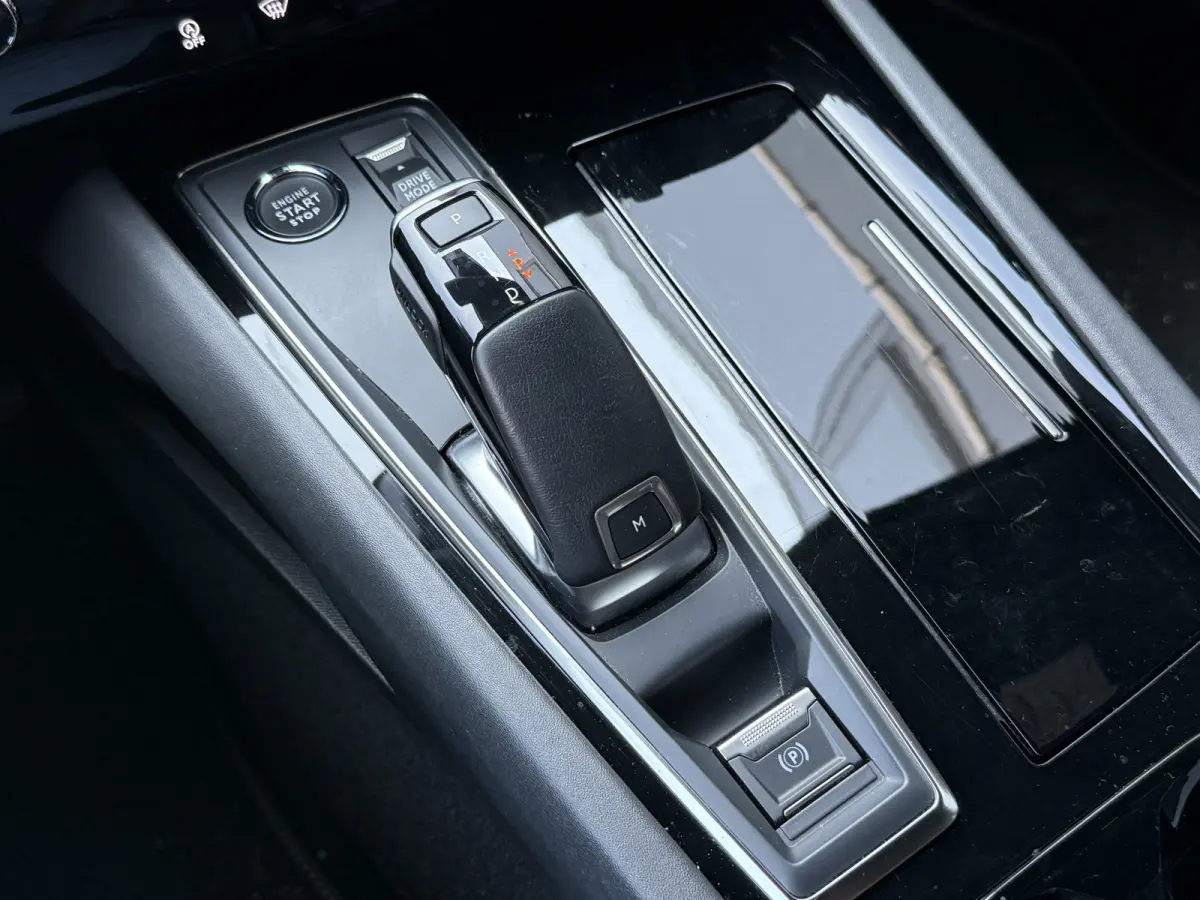 BWJ 2023 1.2 131 PK PureTech Allure Pack Business | AUTOMAAT | ADAPTIVE CRUISE | FULL LED | HALF LEER | KEYLESS | 360 CAMERA | CARPLAY + ANDROID | DAB | LMV | PDC